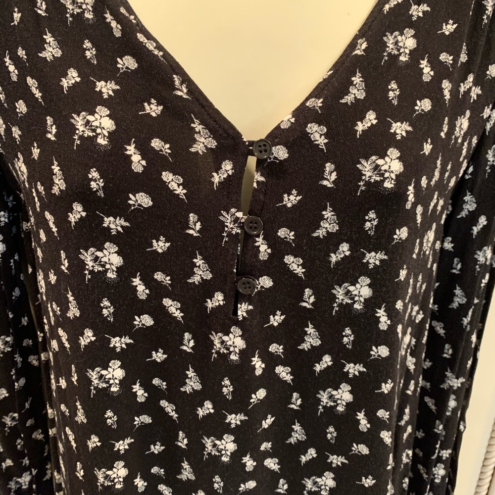 Nordstrom Hinge Black & White floral Blouse Small - Picture 4 of 8